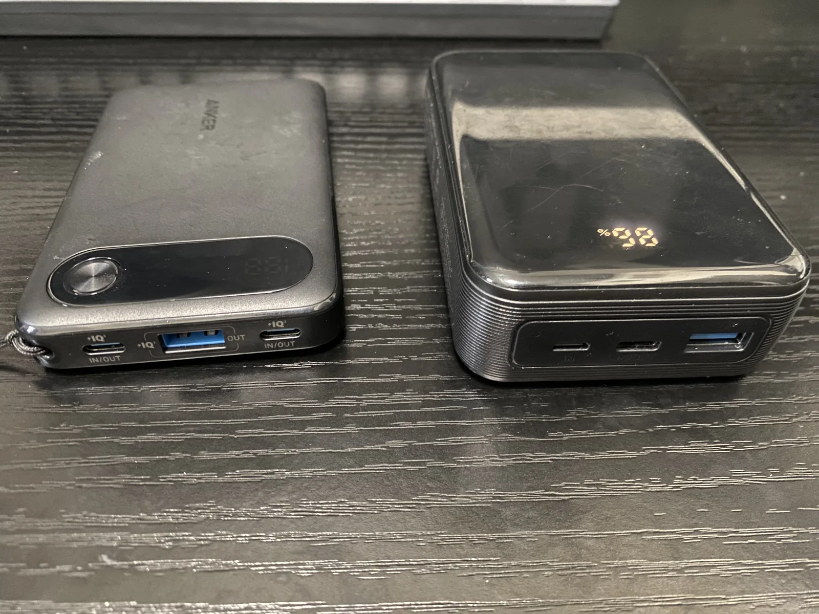 出力端子の種類と数を見比べるAnker A1257とYBYPの端子面