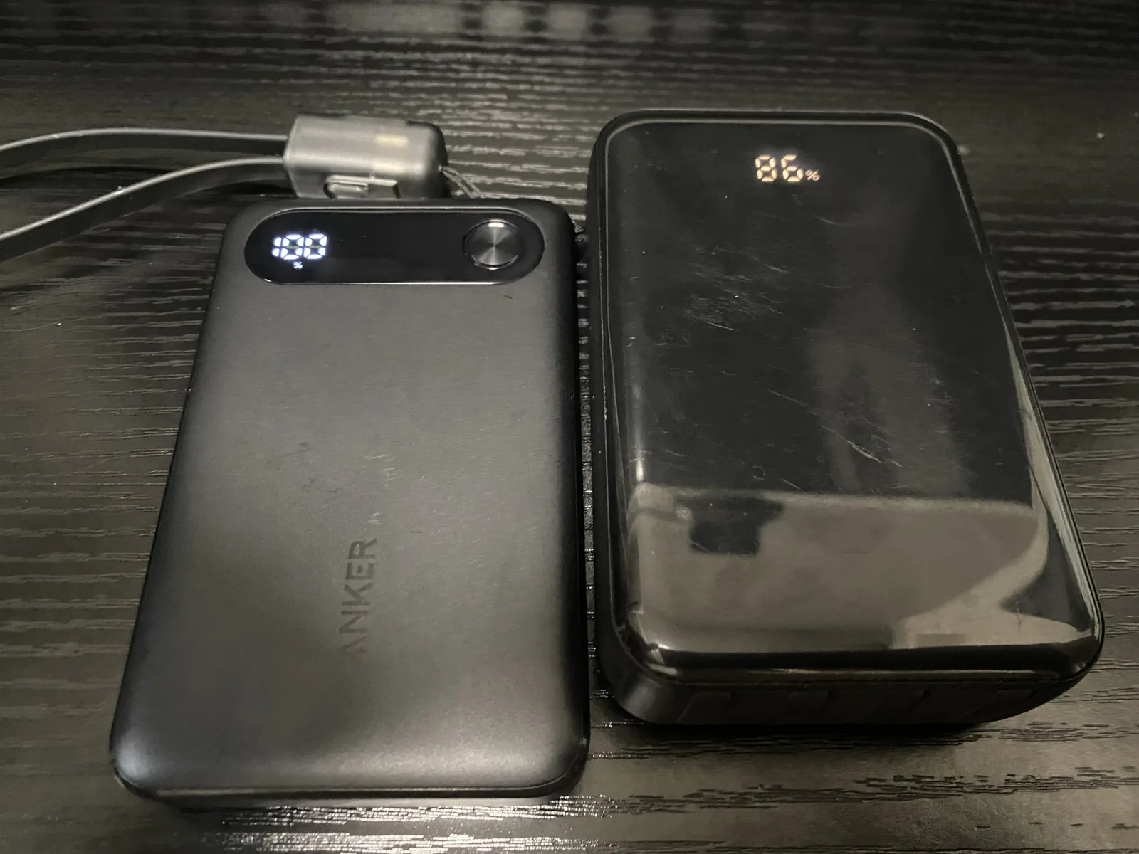容量と携帯性を比べるために並べたAnker A1257とYBYPモバイルバッテリー