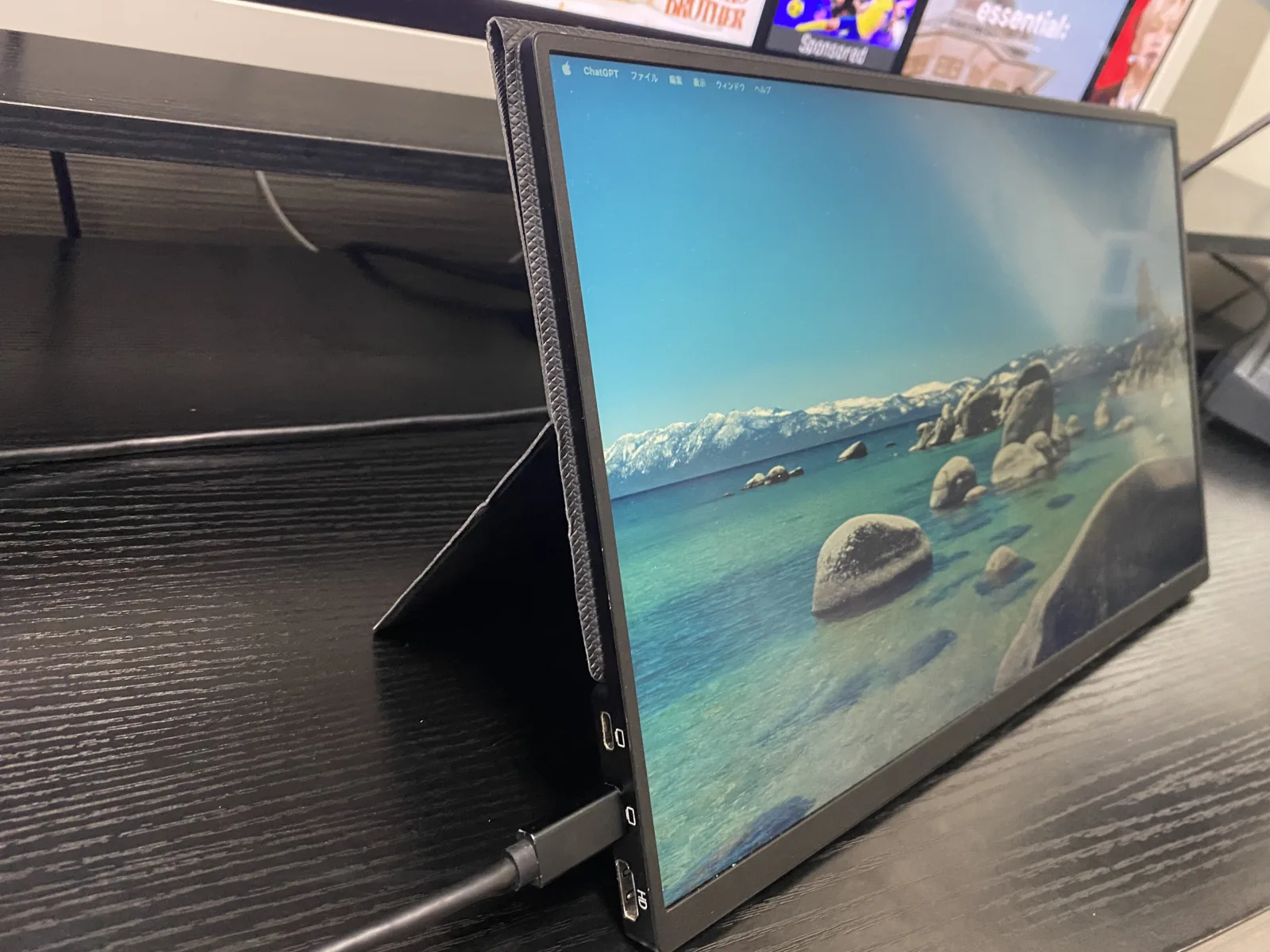 カバー兼スタンドで立てたcocopar ZS-156のType-C・HDMI端子側