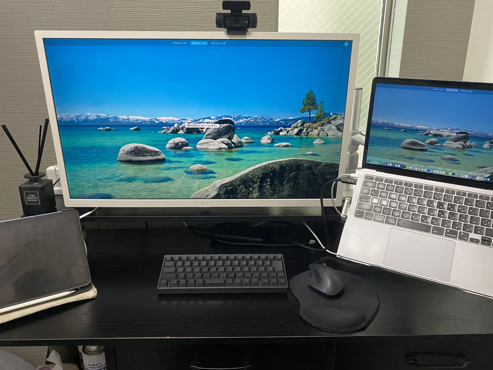 LGモニターとMacBook Air、カメラ、キーボードを並べた自宅の作業デスク