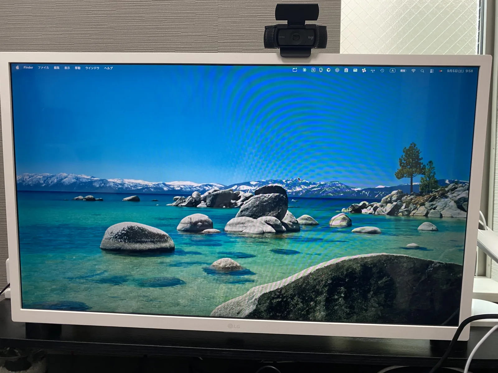 上部にWebカメラを載せたLGの31.5インチモニター正面。動画にも使う主画面の外観