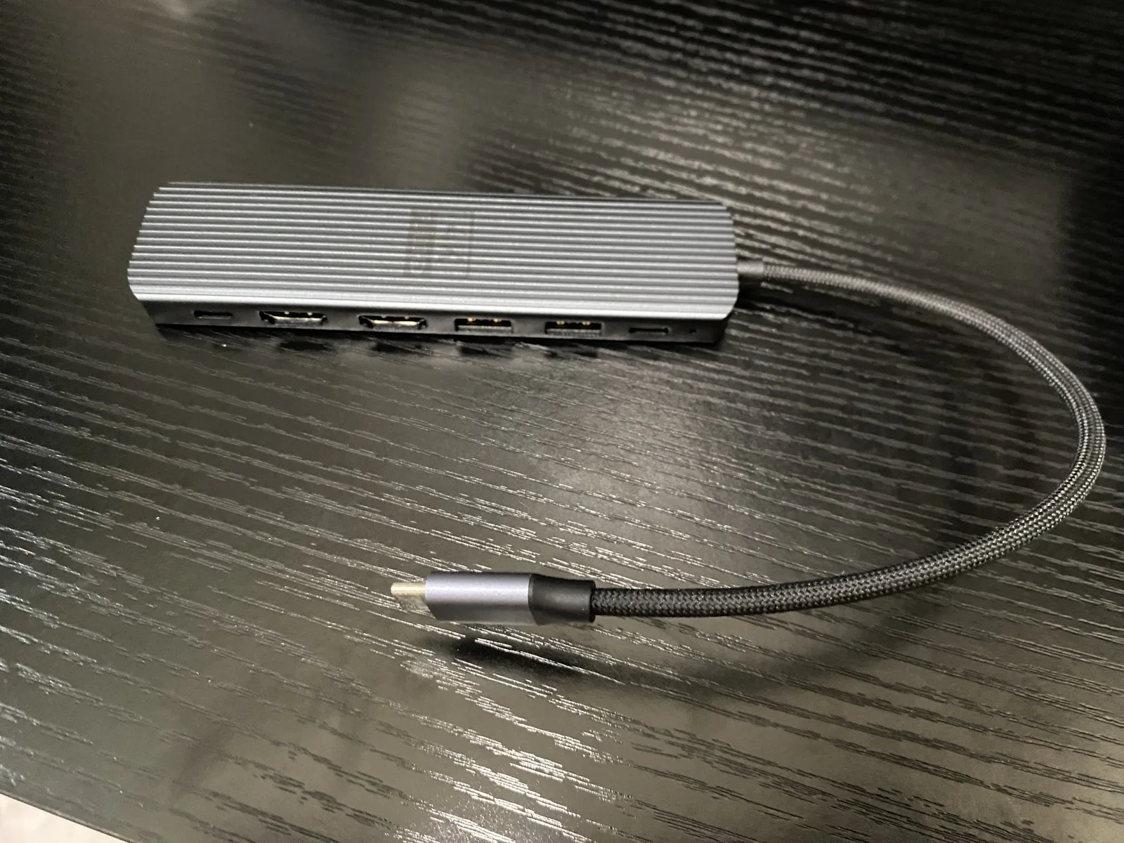 本体と短い接続ケーブルが一体になったNewmight C721-2Hの携帯用構成