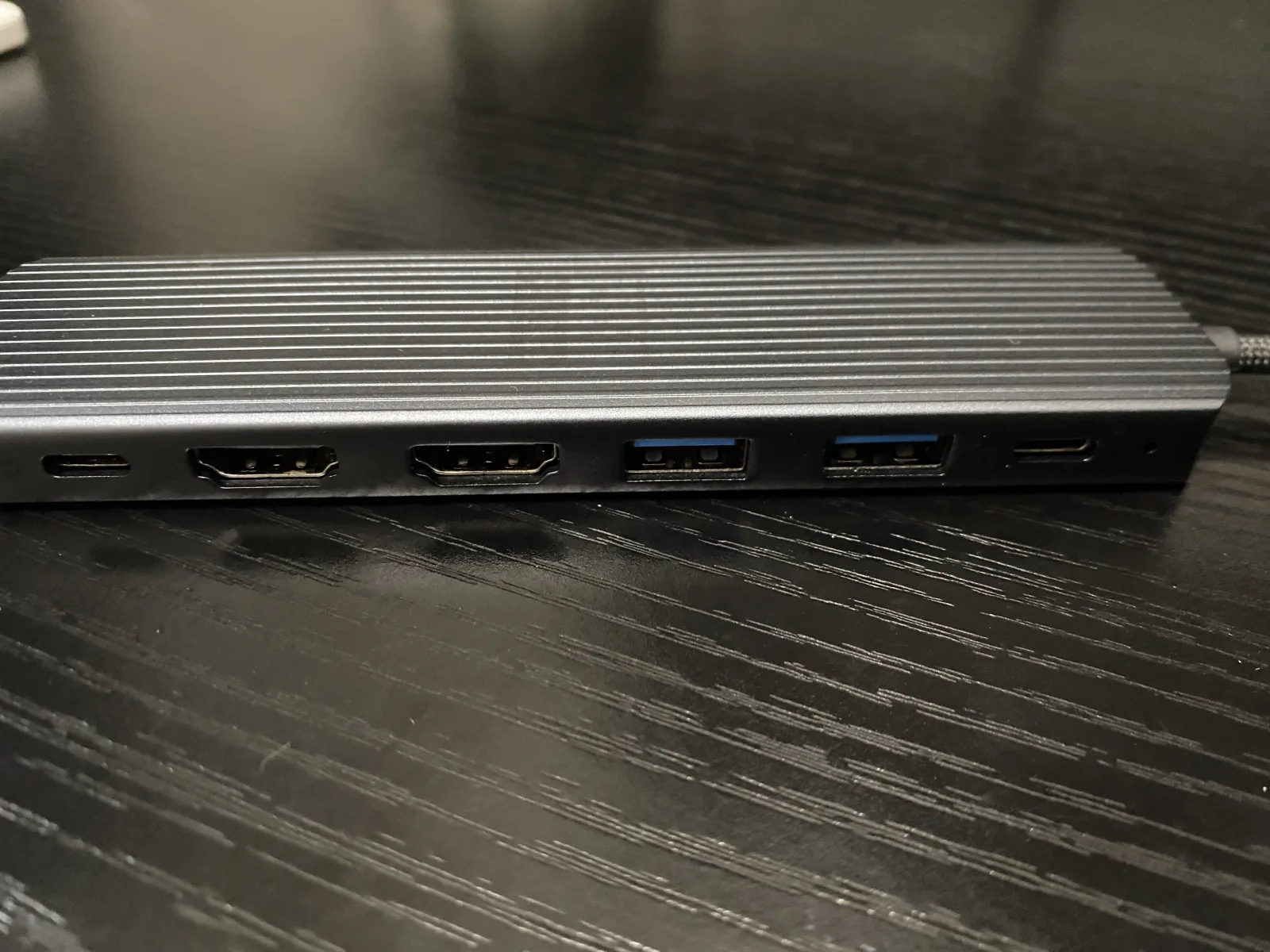 HDMIやUSB端子を備えた小型ドックの端子面を示すNewmight C721-2H