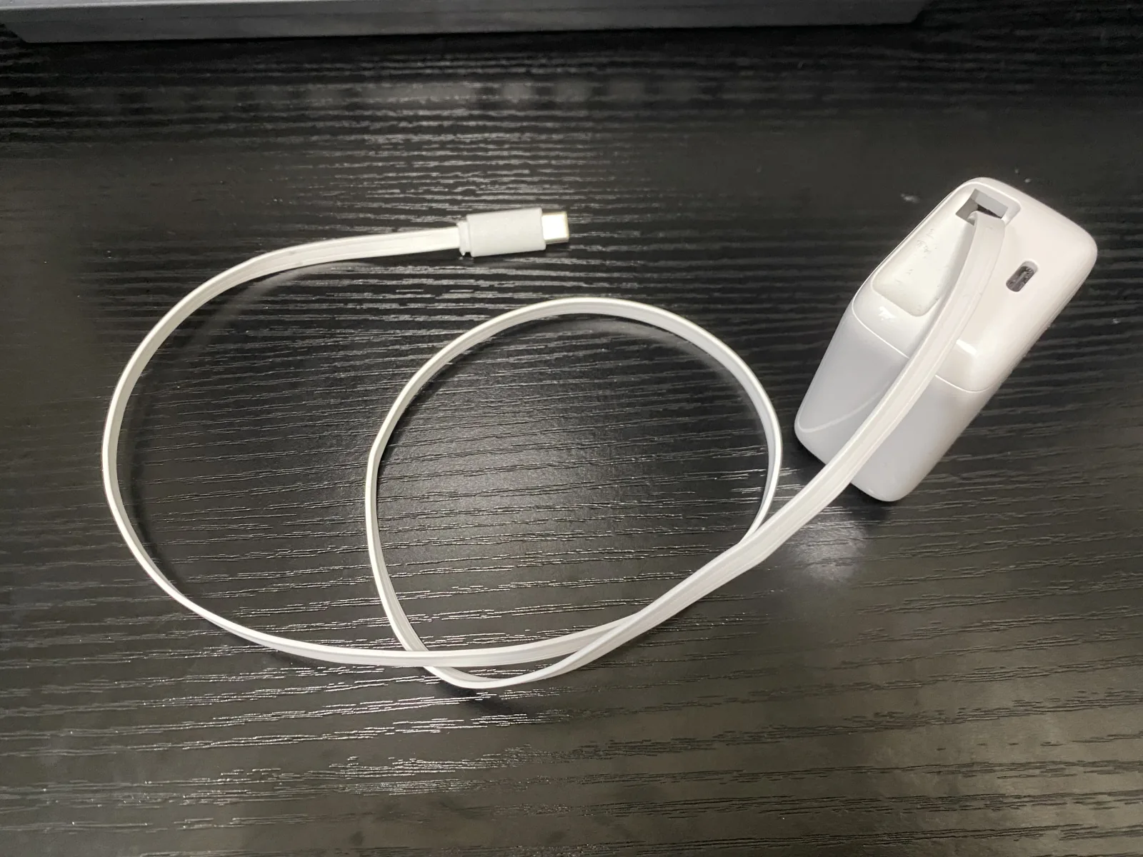 MacBook Air用30W充電器の実物例として置いたTOPADRE本体とType-Cケーブル