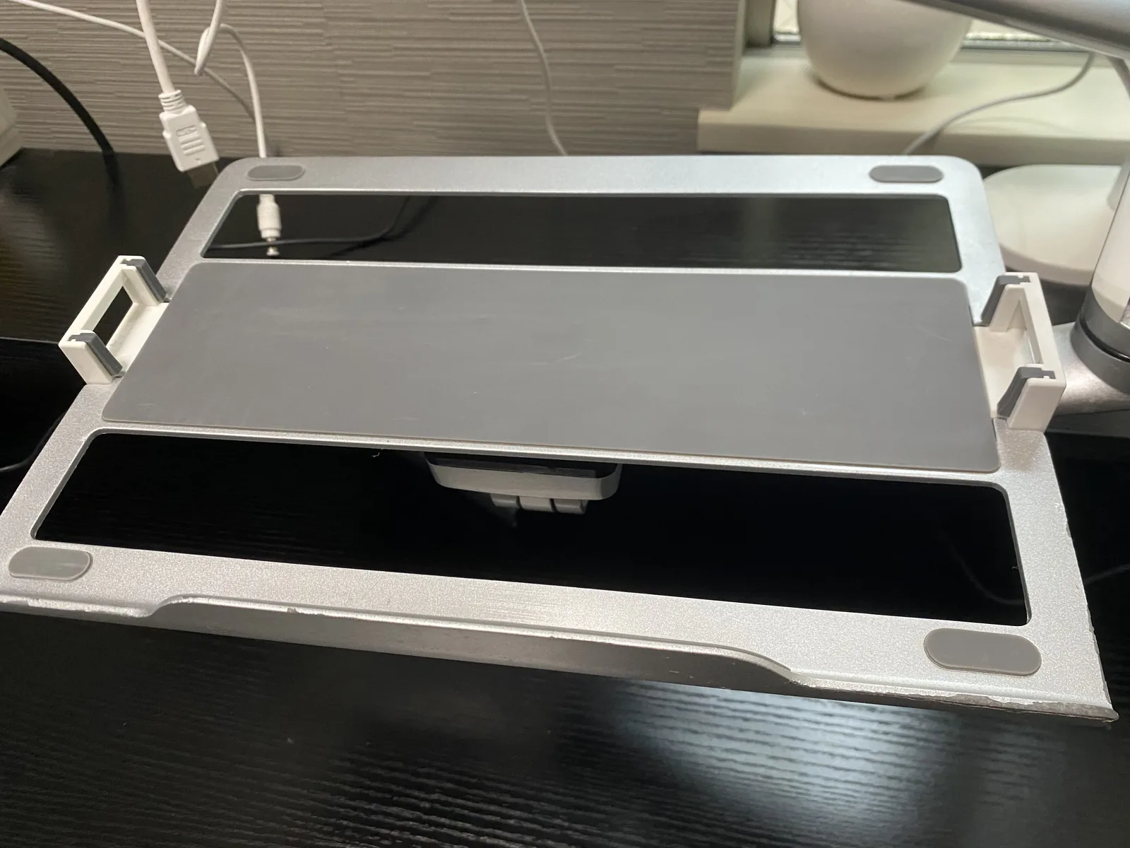 ノートPCを載せる前に傾きと固定用ホルダーを確認するOL-3Lのトレイ