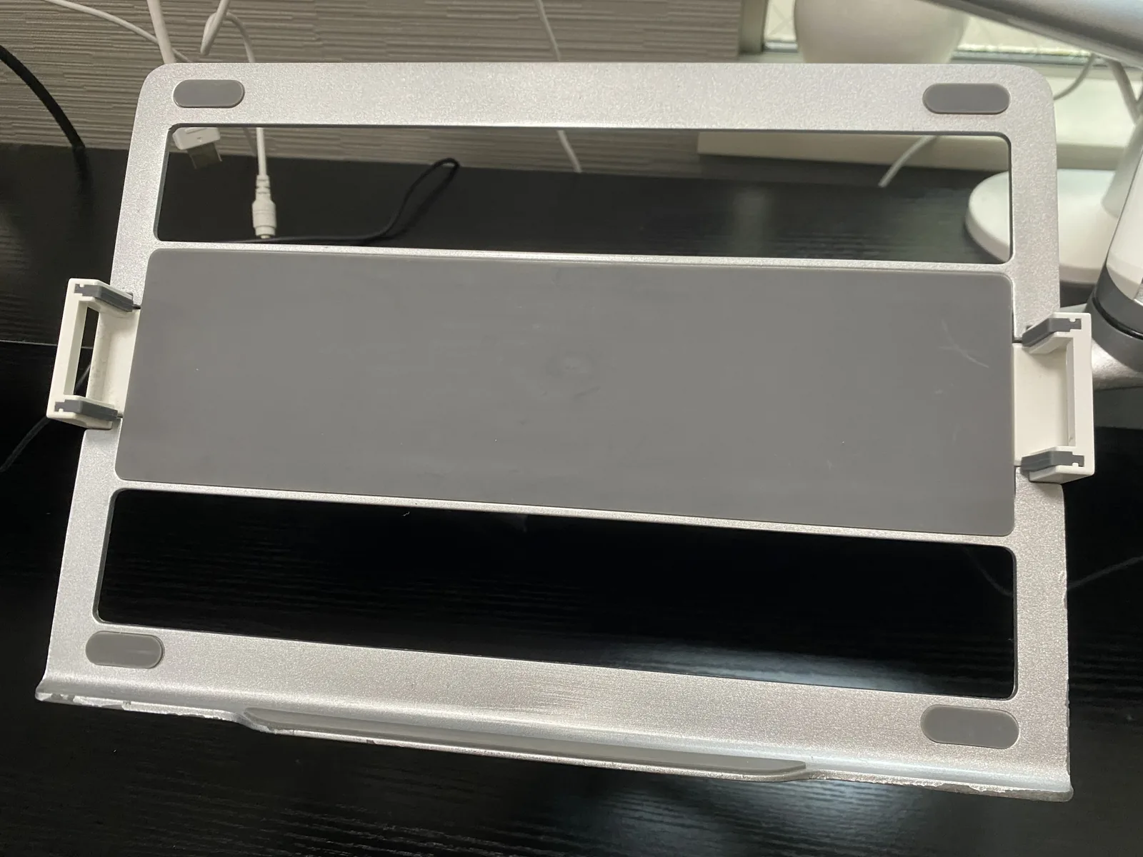 MacBook Airを置く前に幅と奥行きを確認できるOL-3Lの空のトレイ上面