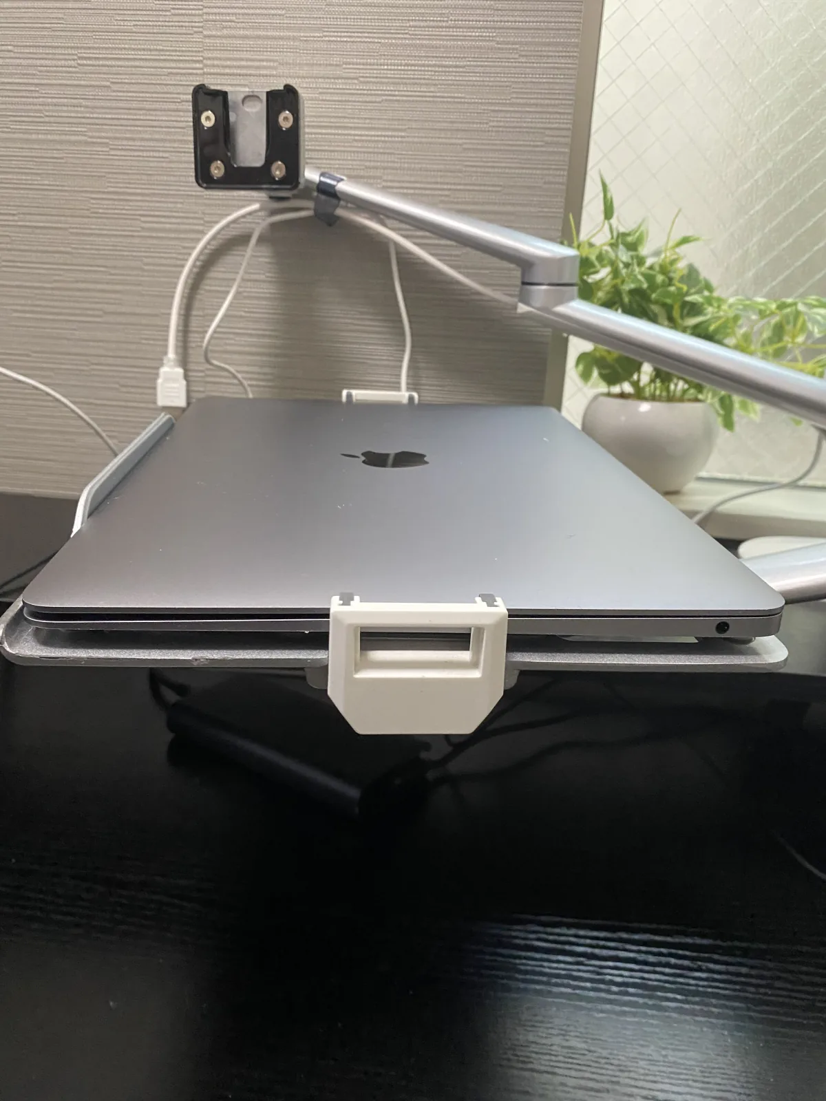 ノートPCをトレーへ浮かせ、キーボード周りを空けた状態