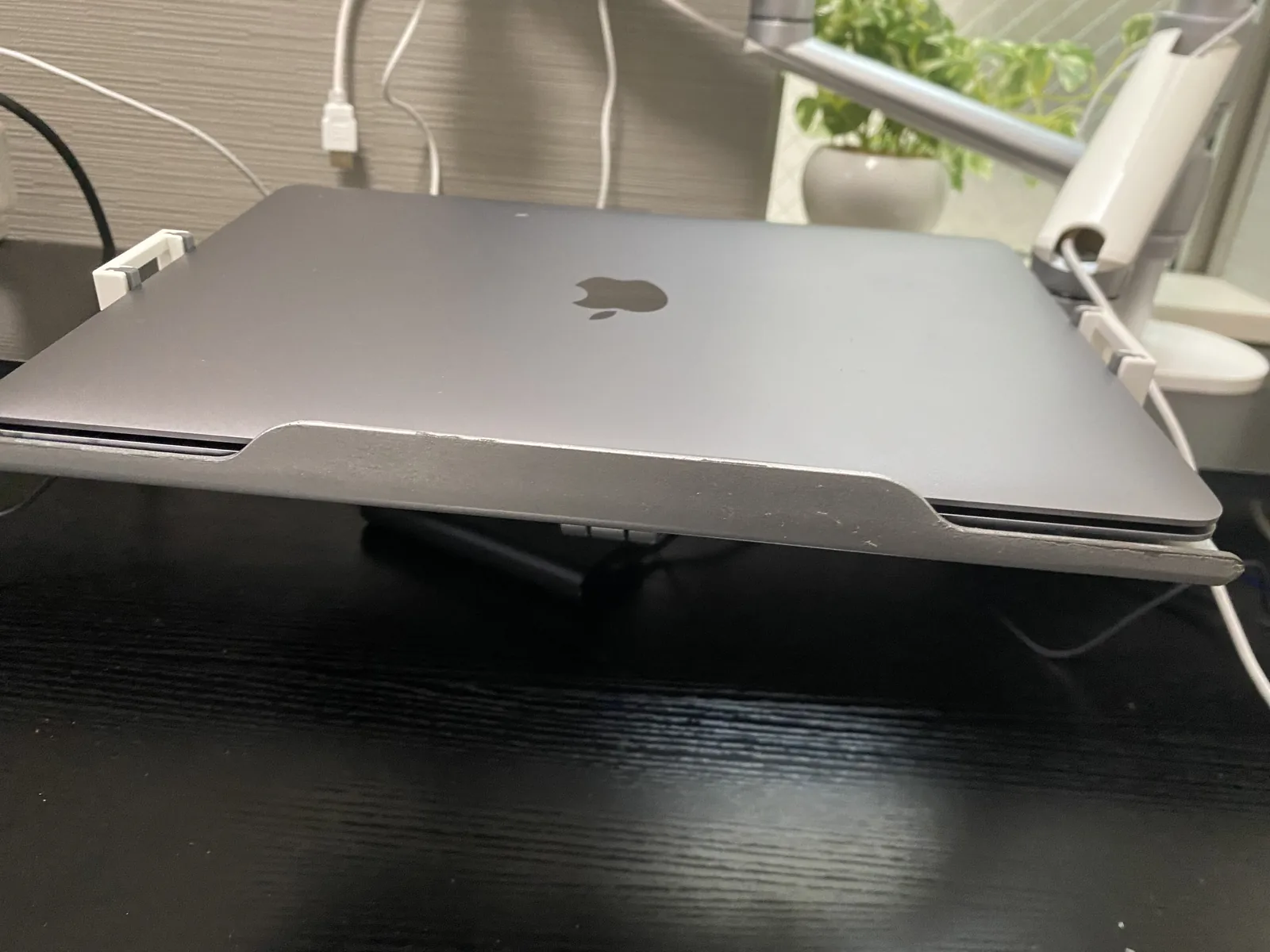 閉じたMacBook Airをトレイに載せたときの本体と左右ホルダーの位置関係