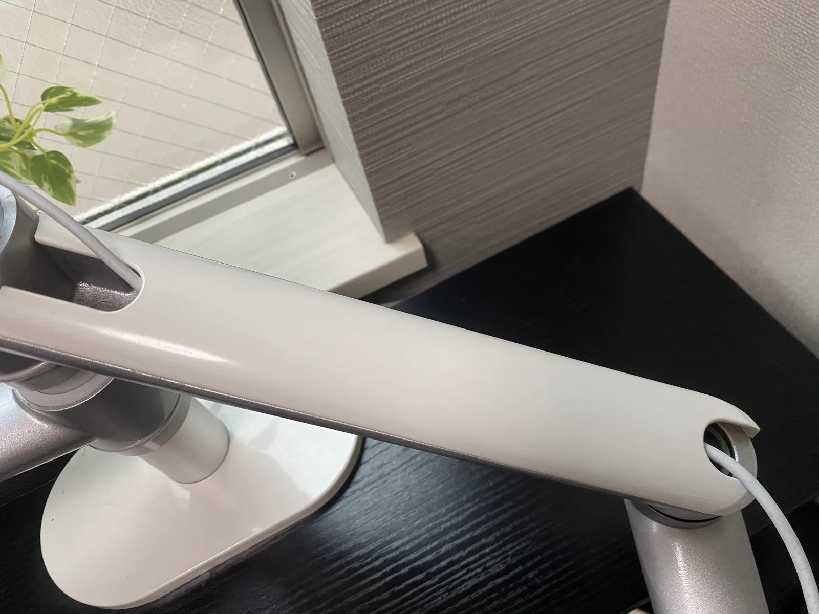 奥行50cmの机で後方の空間も使うViozon OL-3Lの支柱とモニター側アーム