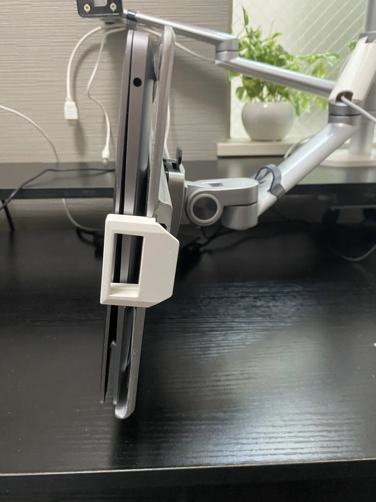 MacBook Airを着脱するときに操作するOL-3Lのホルダーを斜めから見た状態