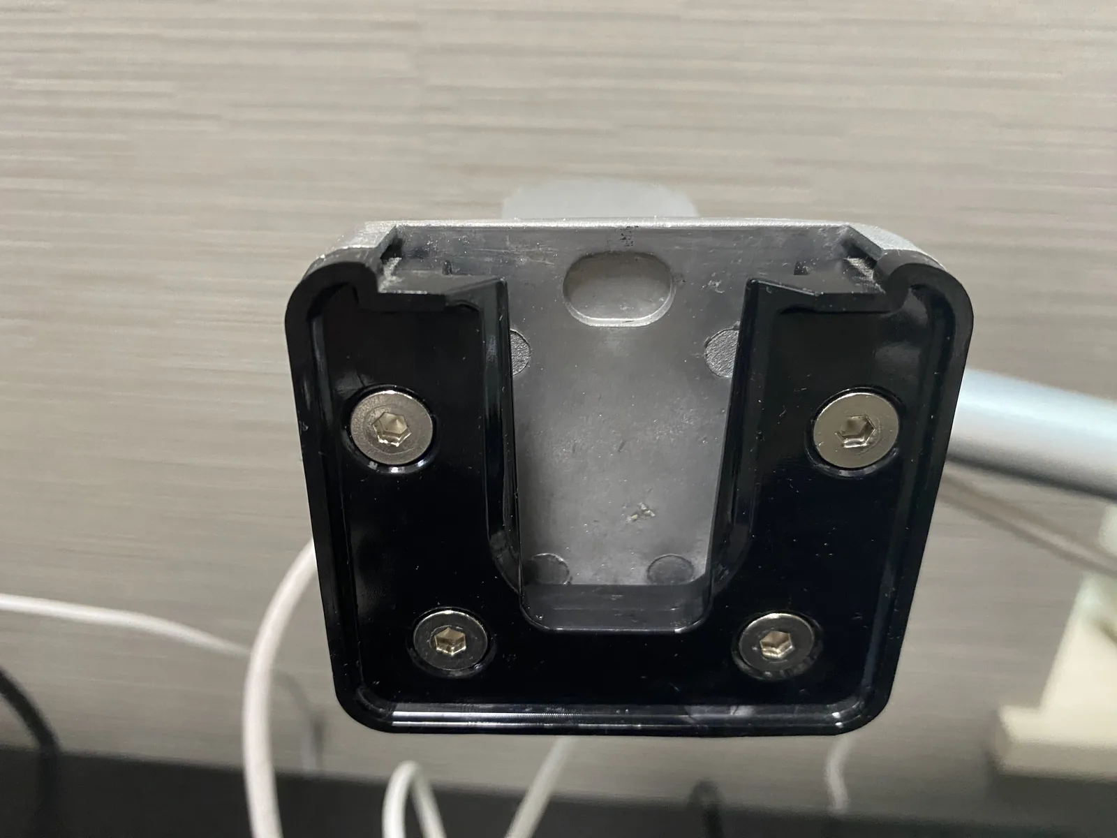 チルト調整部の位置を確認するためのViozon OL-3Lとモニター背面の取付部