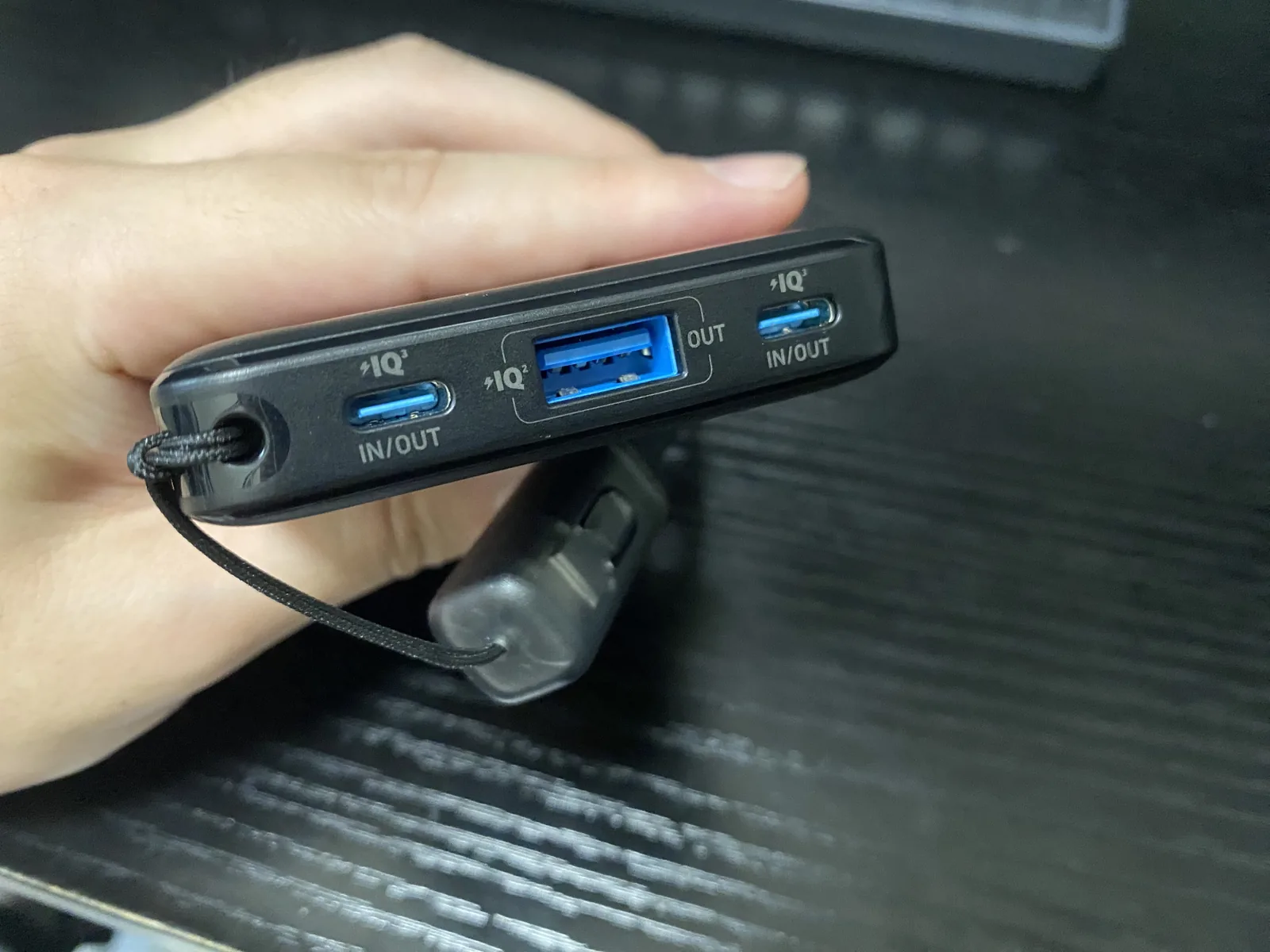販売ページの名称だけでなく本体各面を確認したYBYP 50000mAh表記製品の端子側