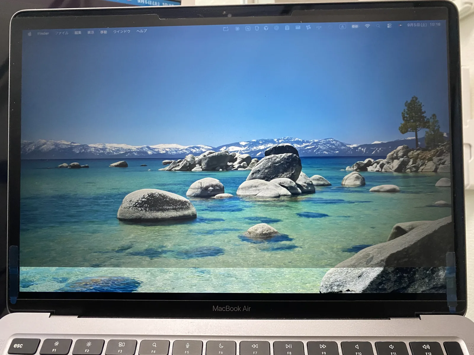 上端を合わせて装着したMacBook Airの画面。下部に覆われない帯状の部分が残っている