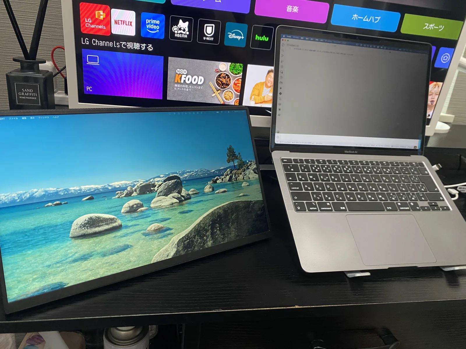 webOSのホーム画面を開いたLGモニター。PCなしで動画サービスへ進む操作例